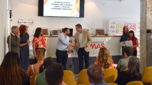 Pedro Fuentes, gerente de Enaltia Solar, recoge el Premio Innovación Empresarial otorgado por la Asociación Albores.